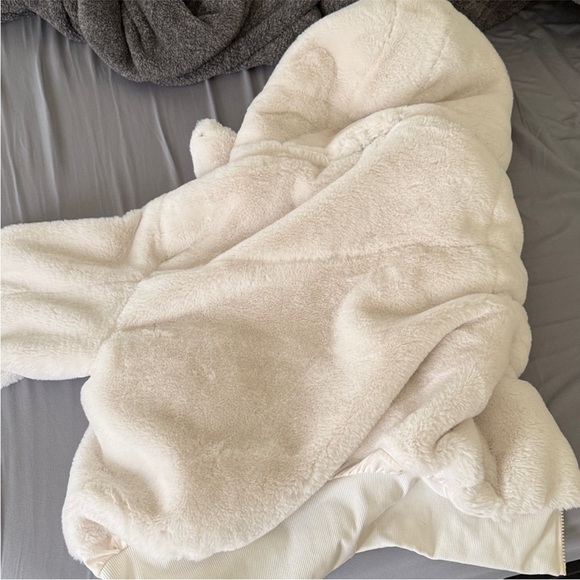 LIKE NEW ALO Faux Fur Foxy Jacket, Ivory, size XS - Picture 10 of 10